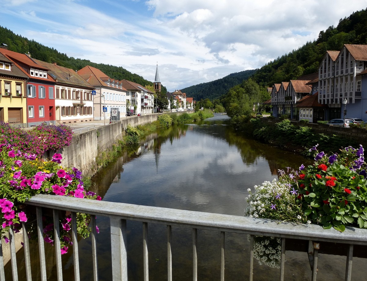 Wolfach, Blick von der Brcke ber die Kinzig fluaufwrts, Aug.2014