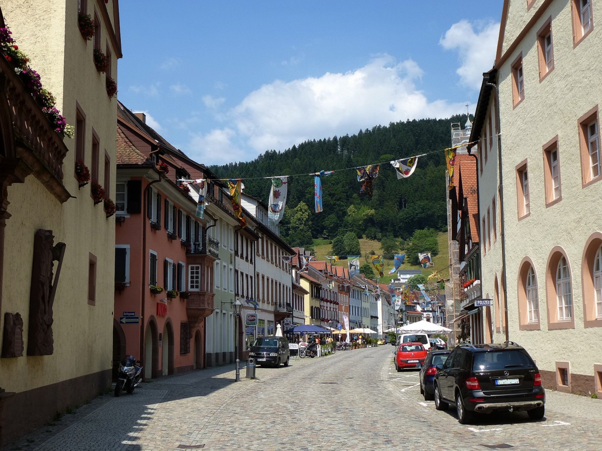 Wolfach, Blick durch das Untere Tor in die Marktstrae, Juli 2013