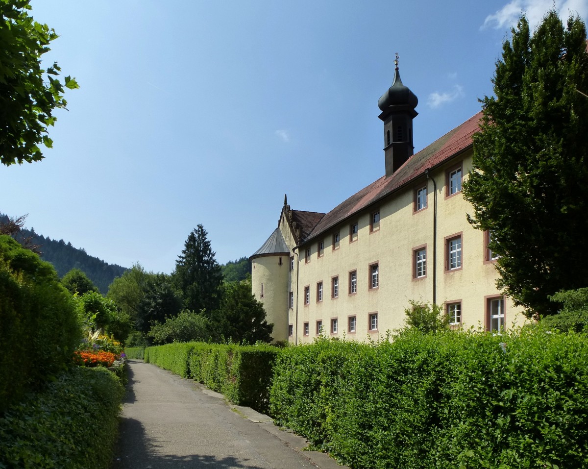 Wolfach, Blick entlang des ehemaligen Stadtgrabens und der Sdseite des Schloes, Juli 2013