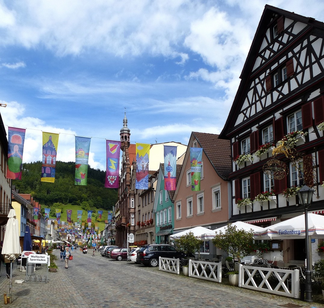 Wolfach, Blick in die fahnengeschmckte Marktstrae, Aug.2014