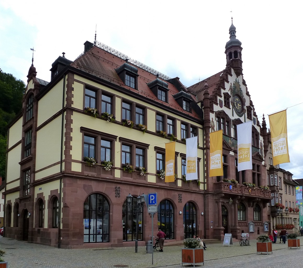 Wolfach im Schwarzwald, das Rathaus der ca. 6000 Einwohner zhlenden Stadt, das denkmalgeschtzte, historische Gebude im Neorenaissance-Stil wurde 1893-94 erbaut, Aug.2014