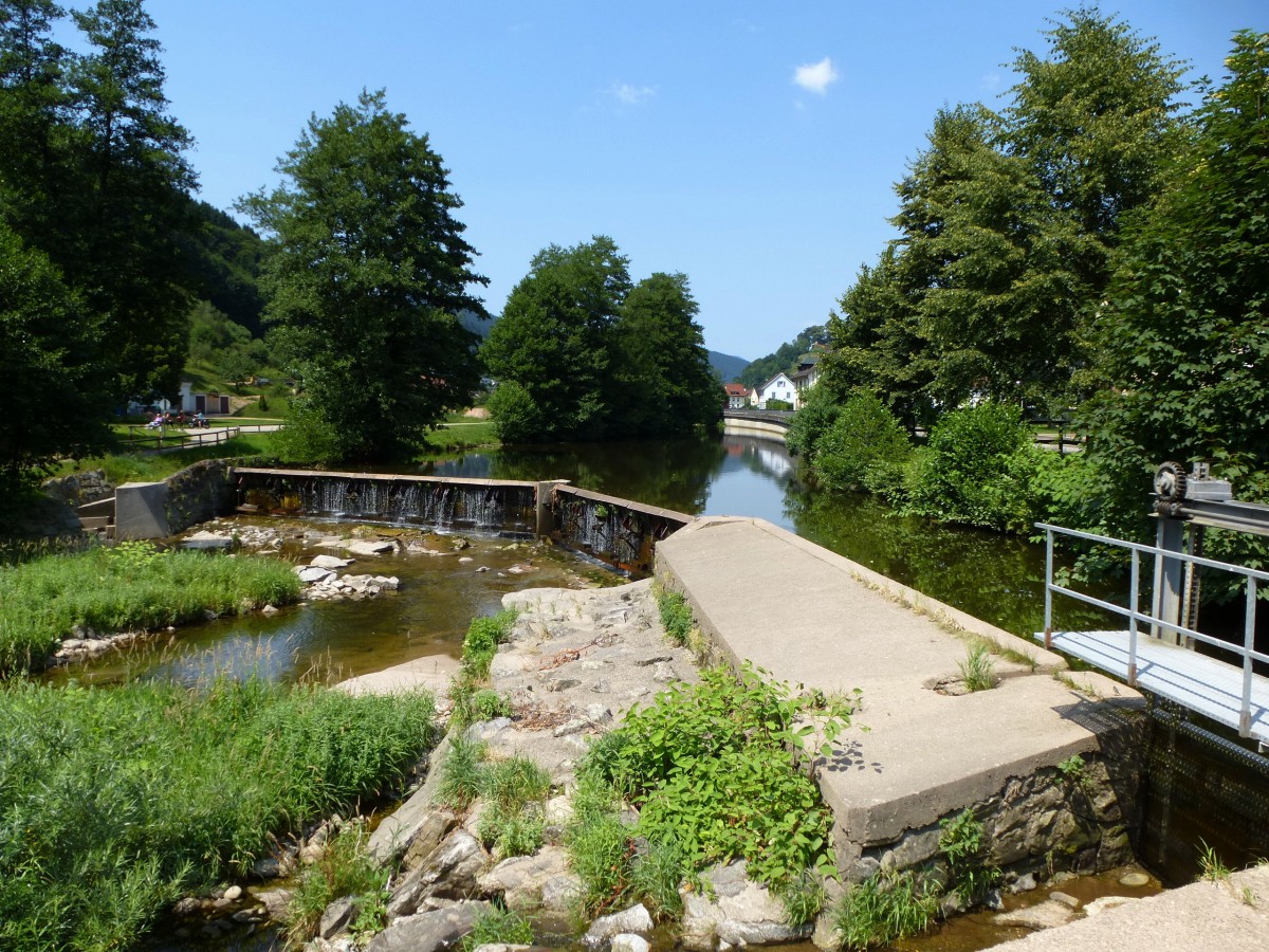 Wolfach, die Wehranlage an der Wolfach, die wenig spter in die Kinzig mndet, Juli 2013 