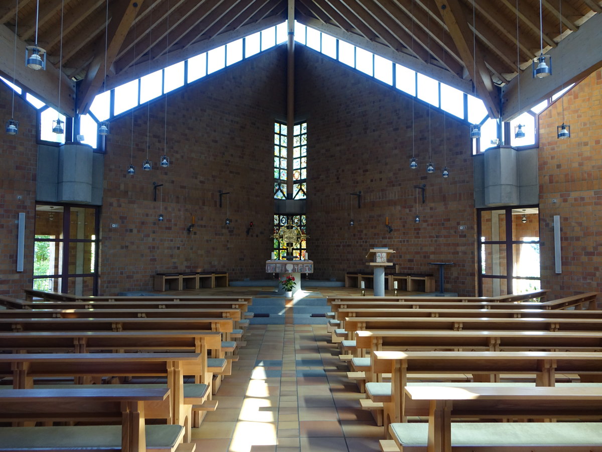Wolfartsweier, Innenraum der kath. Pfarrkirche St. Margareta, liturgische Ausstattung von Franz Dewald (12.08.2017)
