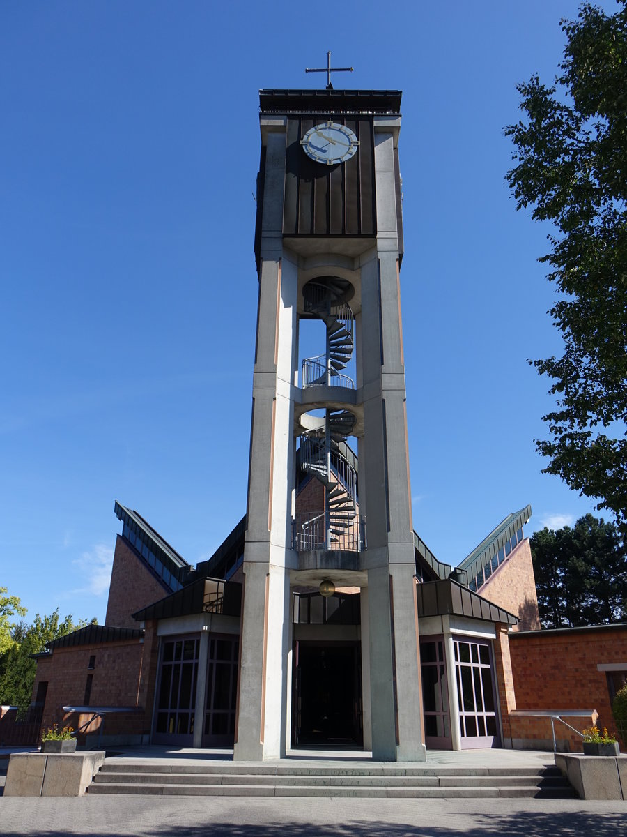 Wolfartsweier, kath. Pfarrkirche St. Margareta, erbaut von 1985 bis 1987 durch die Architekten Bundy und Soth (12.08.2017)