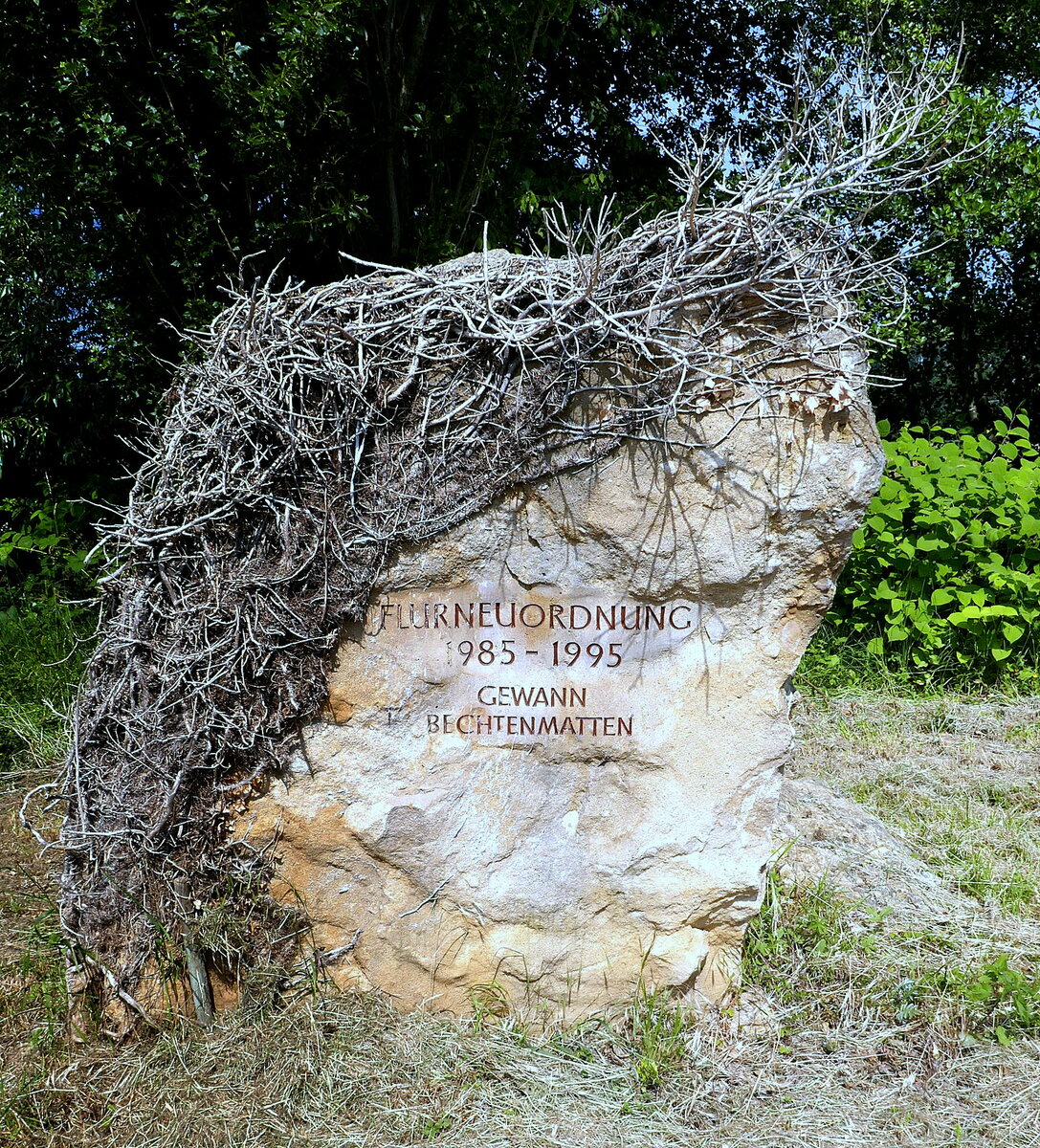 Wolfenweiler im Markgrflerland, Gedenkstein  Flurneuordnung 1985-1995 Gewann Bechtenmatten , Juni 2023