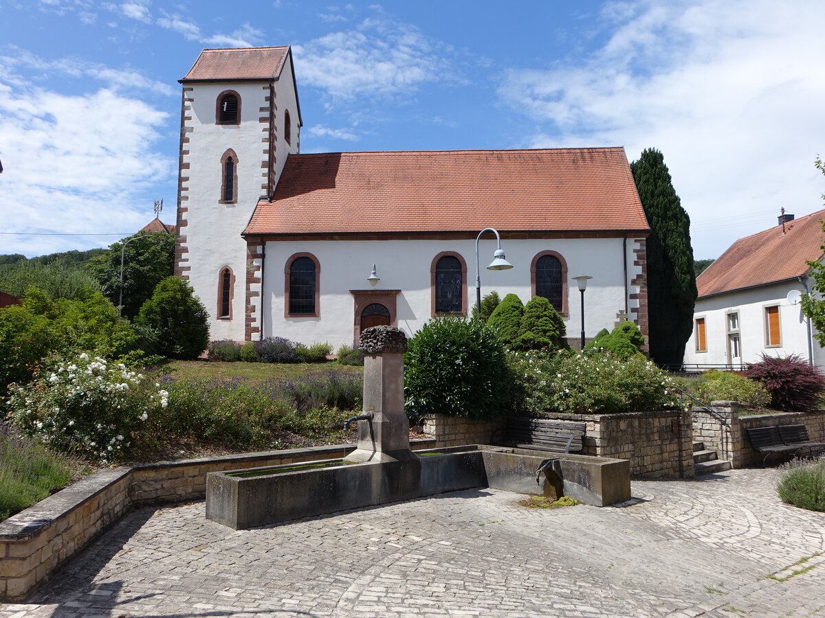 Wolfersheim, evangelische Kirche, erbaut im 14. Jahrhundert, Kirchenschiff erbaut 1754 (14.07.2023)