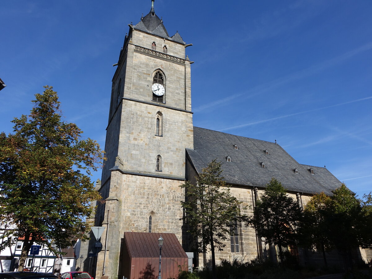 Wolfhagen, evangelische Stadtkirche, dreischiffige gotische Hallenkirche, erbaut im 13. Jahrhundert (09.10.2022)