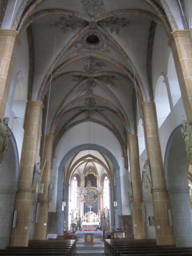 Wolfsberg, Langschiff der St. Markus Kirche, gotisches Kreuzrippengewölbe, Hochaltar 1776 von Johannes Rudolph, Skulpturen von Michael Zill (20.08.2013)