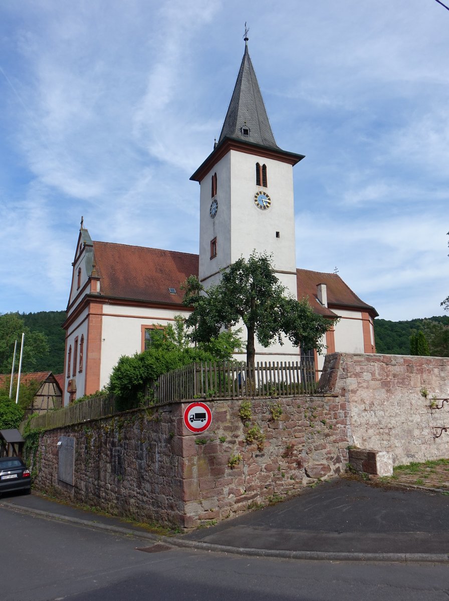 Wolfsmnster, Pfarrkirche St. Wolfgang, Saalkirche mit eingezogenem Dreiseitchor und Satteldach sowie Blendgiebelfassade, erbaut 1734 (26.05.2018)