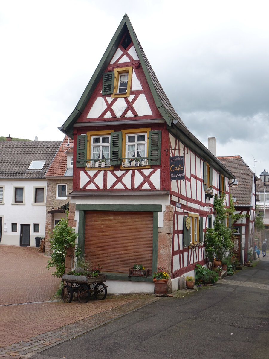 Wolfstein, kleines Fachwerkhaus in der Mhlgasse, erbaut im 17. Jahrhundert (15.05.2021)