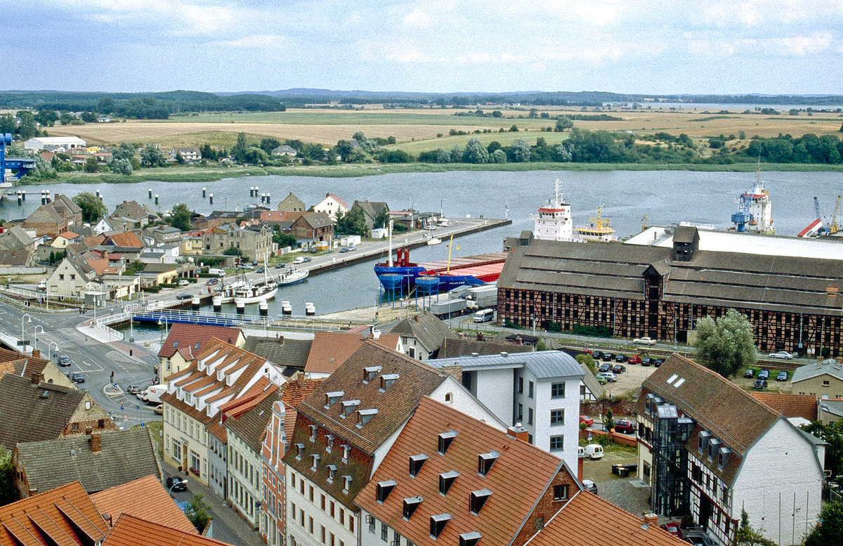 Wolgast und Peenestrom von der Sankt Petri-Kirche aus gesehen. Bild vom Dia. Aufnahme: Juli 2001.