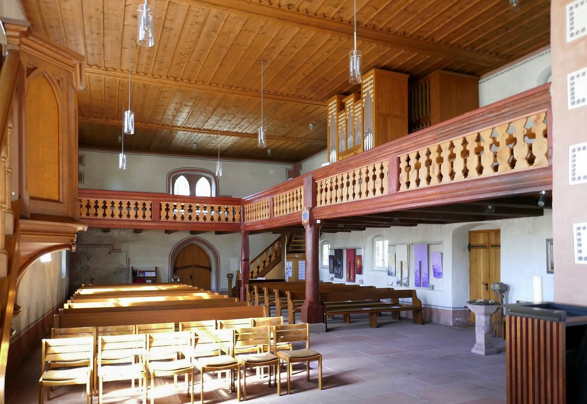 Wollbach, evangelische Kirche, Blick vom Altar in den Kirchenraum mit der Orgel auf der Seitenempore, Sept.2020