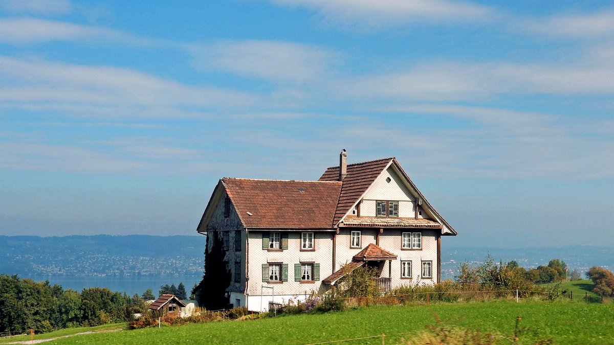 Wollerau, Altenbachstrasse 40. Markantes Haus mit Sicht auf den Zrichsee - 02.10.2015