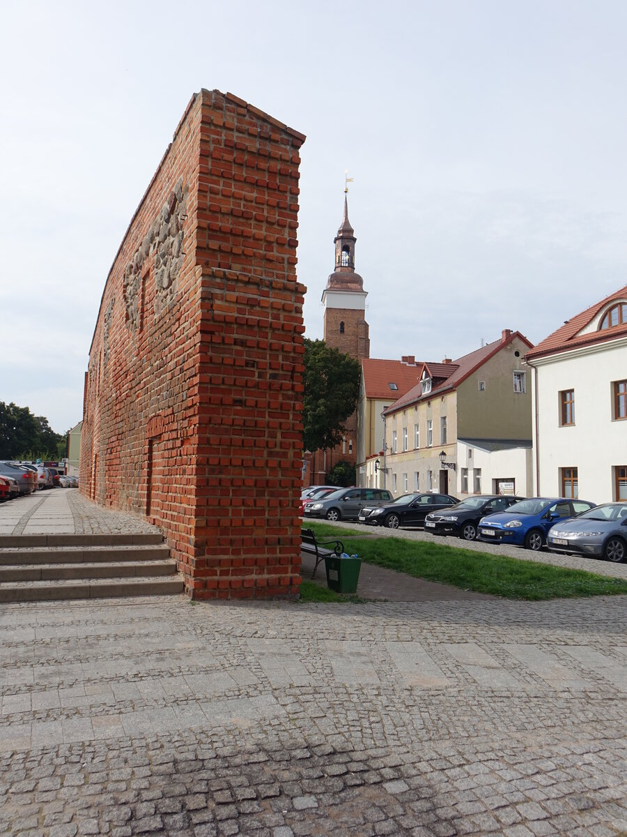 Wolow / Wohlau, Stadtmauer und St. Laurentius Kirche (15.09.2021)