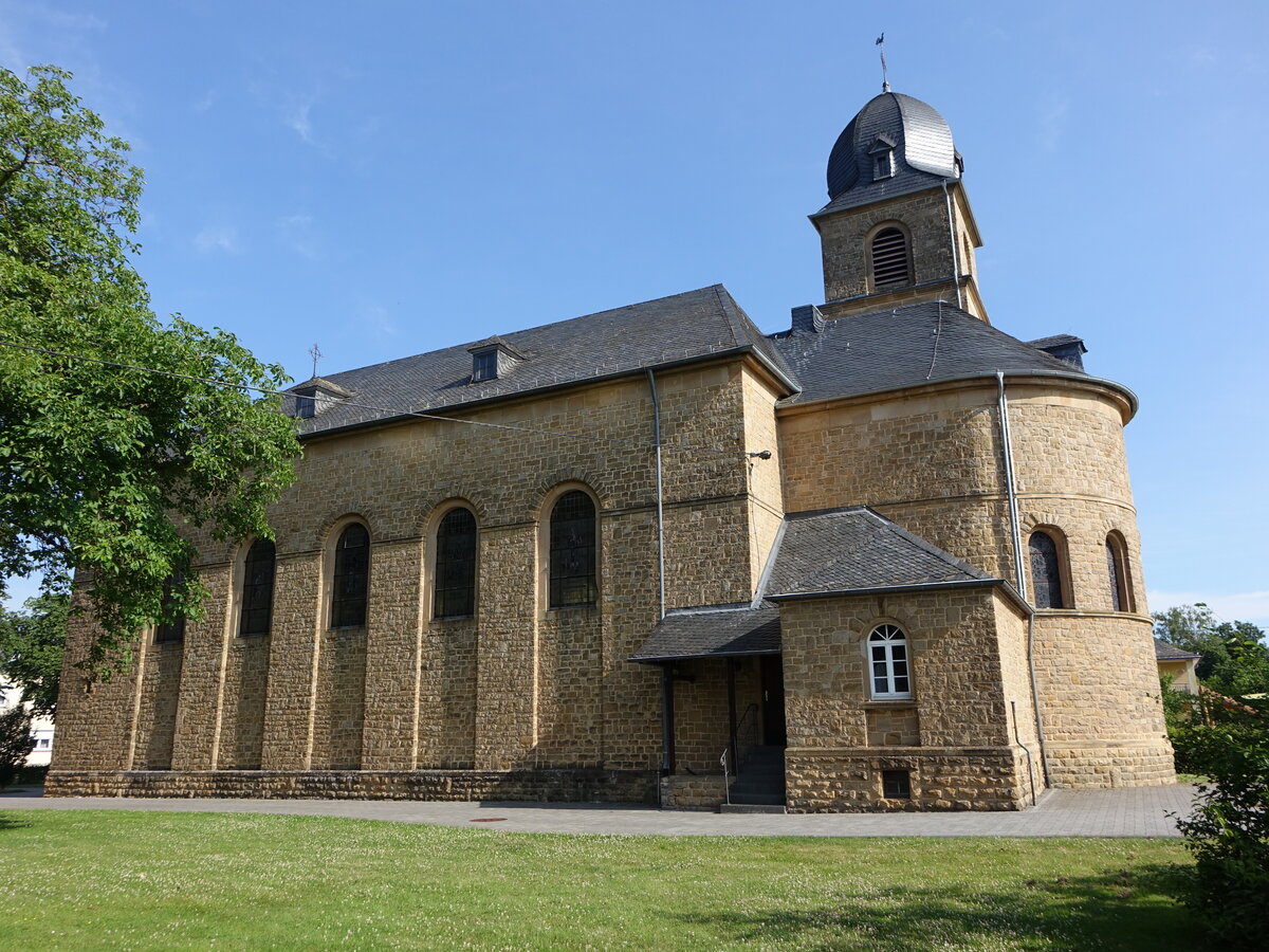Wolsfeld, kath. Pfarrkirche St. Hubertus, erbaut 1926 (22.06.2022)