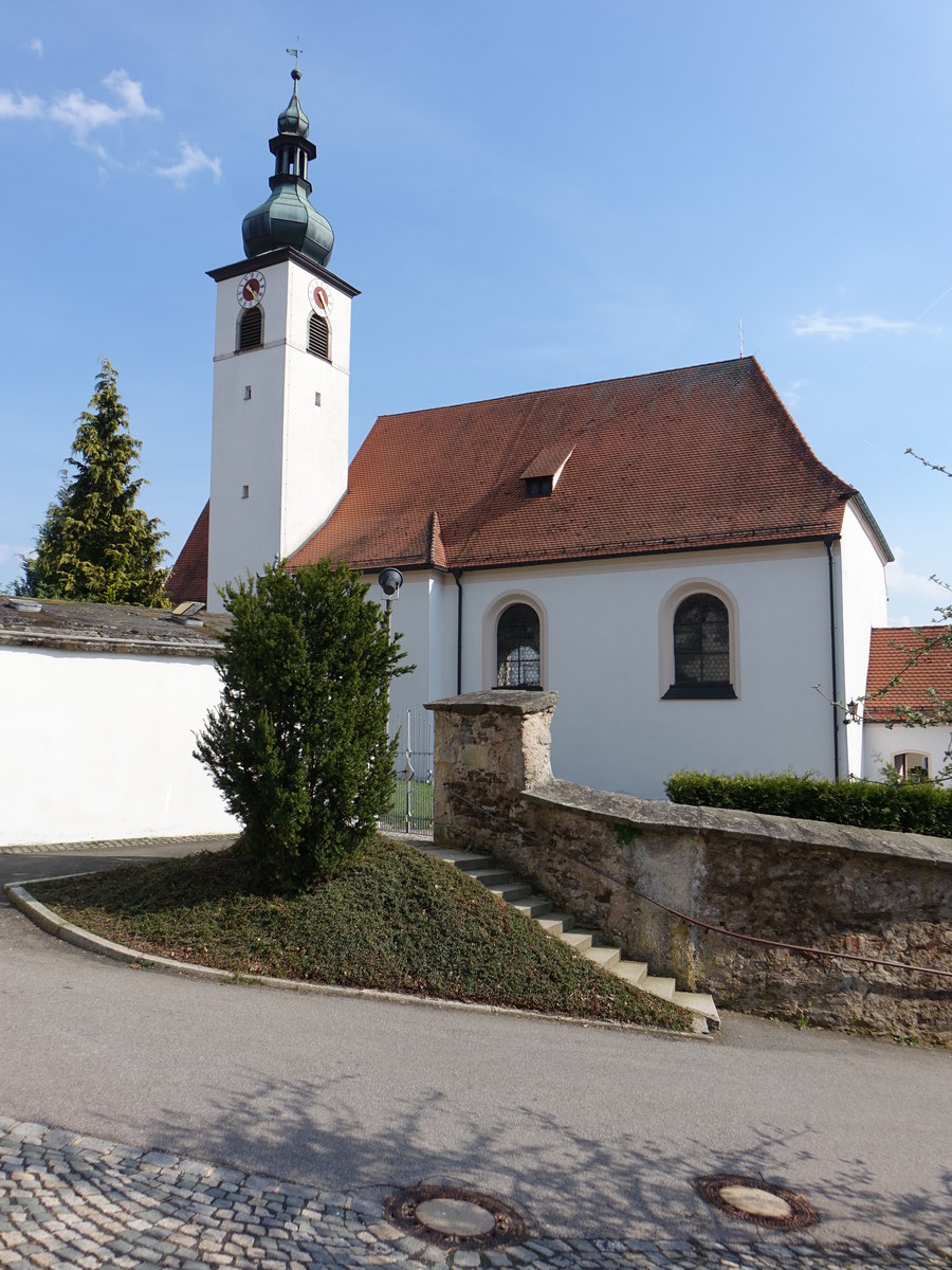 Wondreb, Katholische Pfarrkirche Mari Himmelfahrt, Wandpfeilerkirche, verputzter Massivbau mit Satteldach, leicht vorspringendem Querhaus, erbaut von 1577 bis 1583, erweitert 1713 durch Philipp Mhlmayer (22.04.2018)