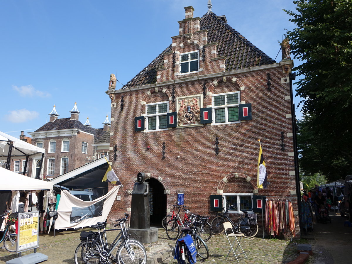 Workum, historische Waag am Marktplatz, erbaut 1650 (26.07.2017)