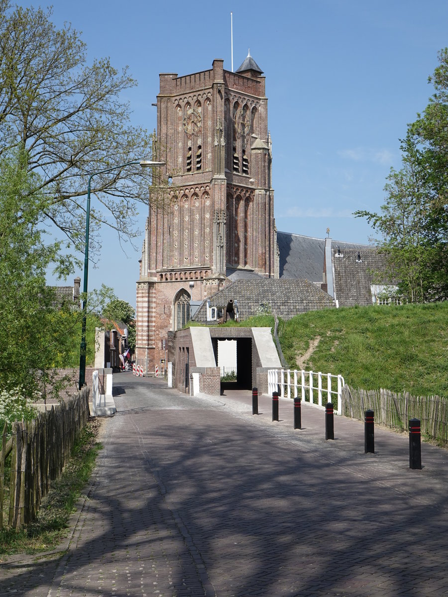 Woudrichem, Ref. Kirche und Stadttor (09.05.2016)