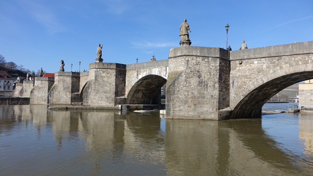 Würzburg, alte Mainbrücke, erbaut im 12. Jahrhundert (21.02.2021)