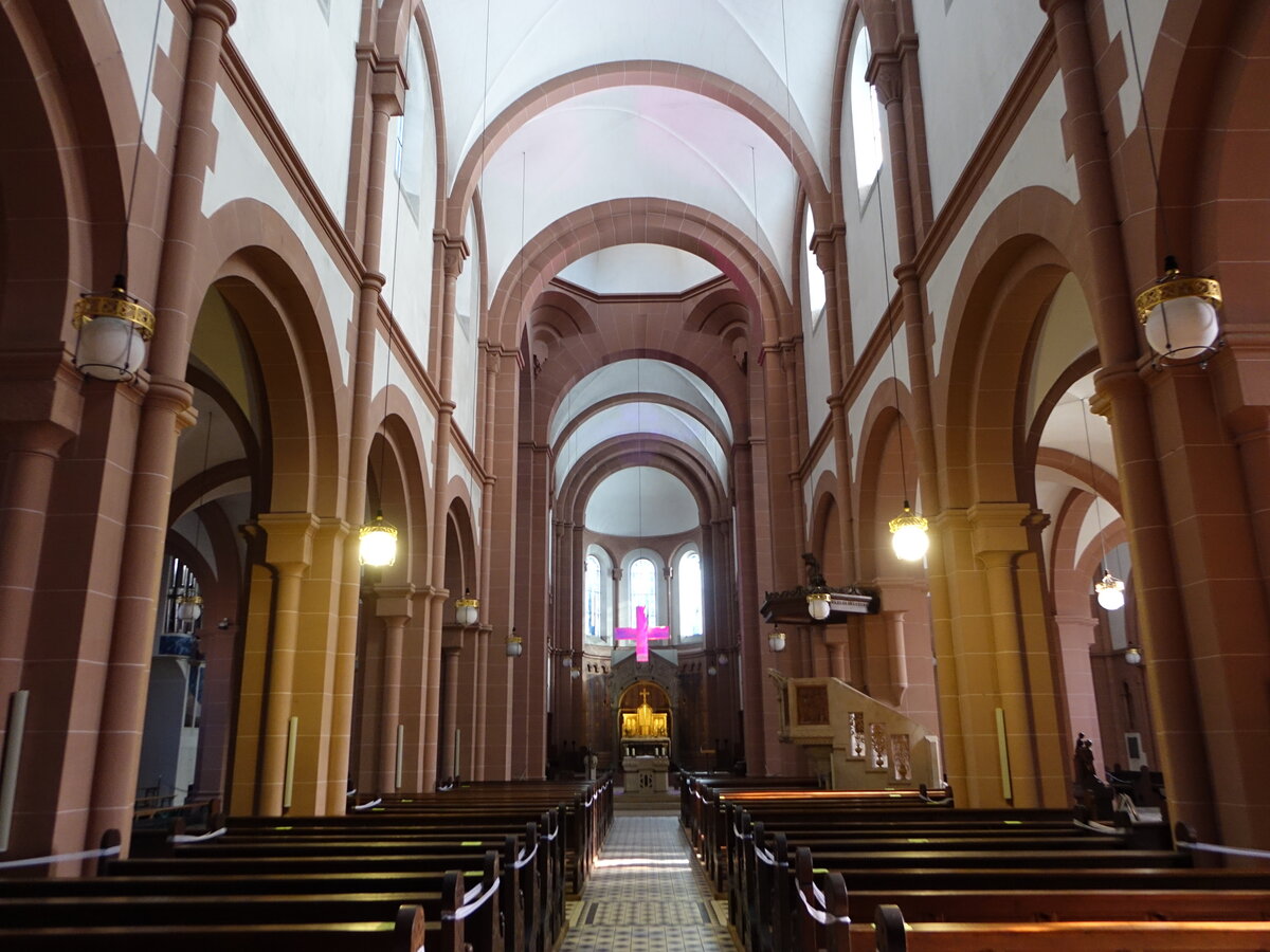 Wrzburg, neugotischer Innenraum der Pfarrkirche St. Adalbero (21.02.2021)