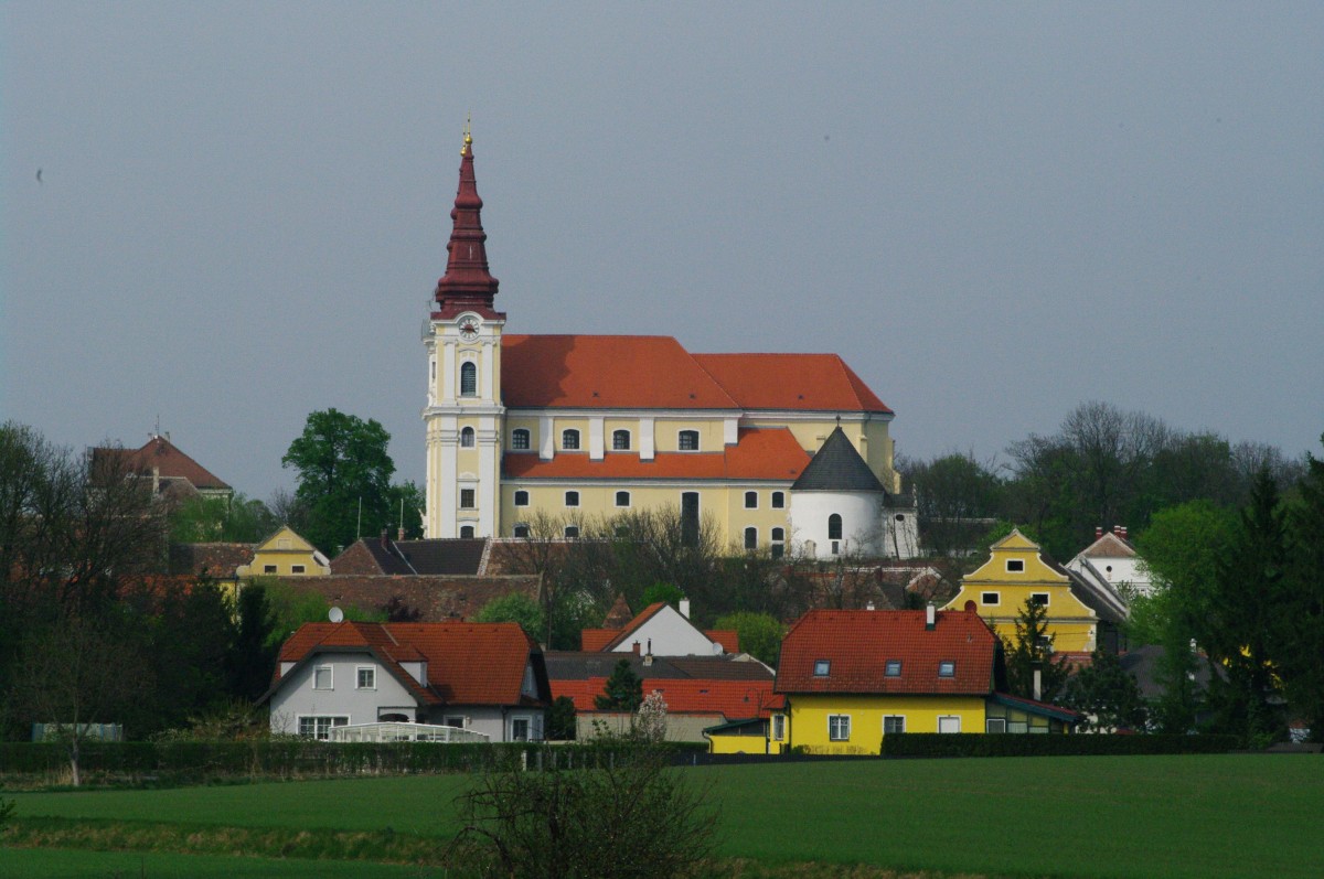 Wullersdorf, Pfarrkirche St. Georg, mchtige Barockkirche erbaut von Jakob Prandtauer und Franz Munggenast, 18. Jahrhundert (19.04.2014)