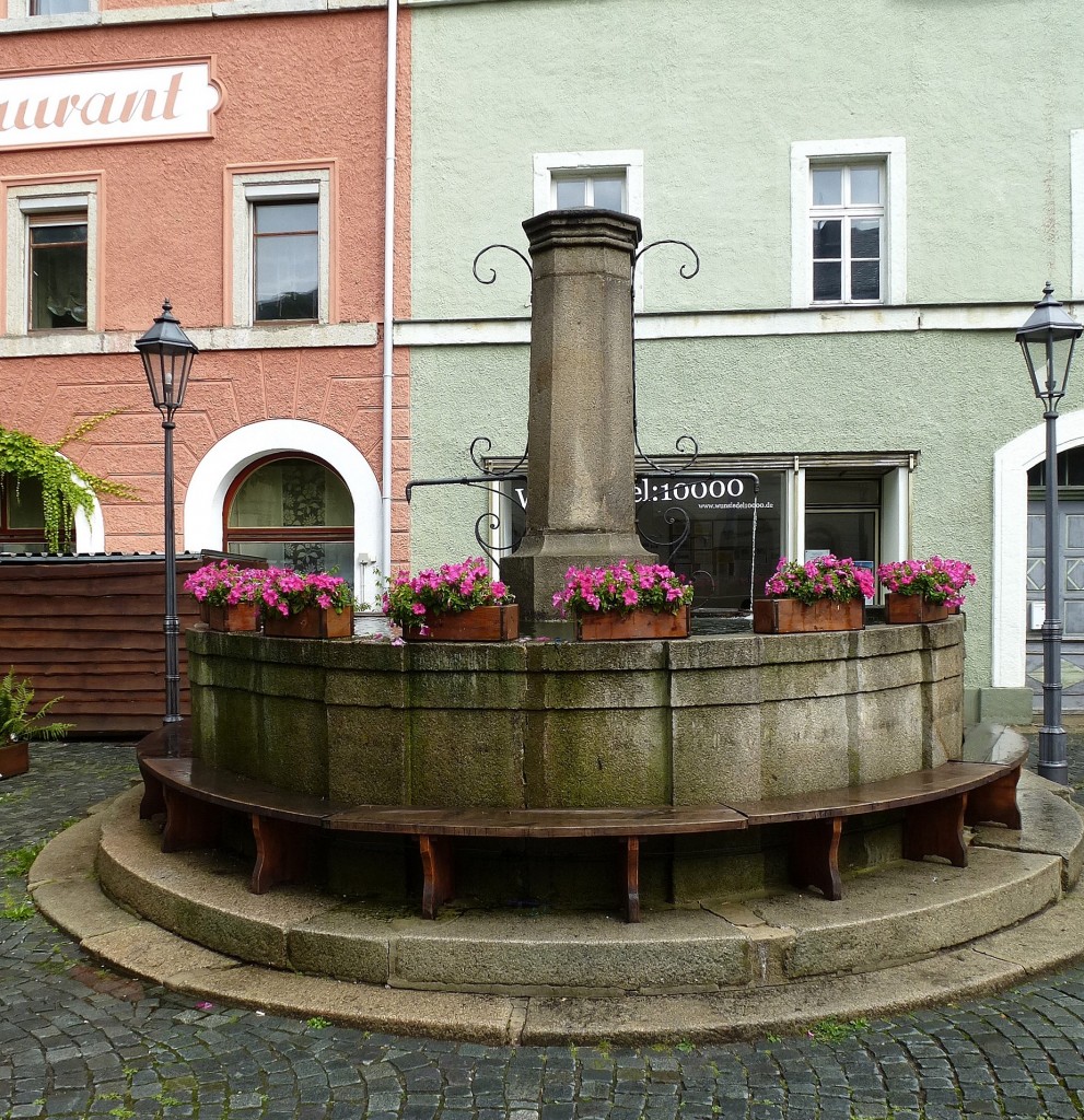 Wunsiedel, der Marktplatzbrunnen wurde 1838 aufgestellt, Aug.2014