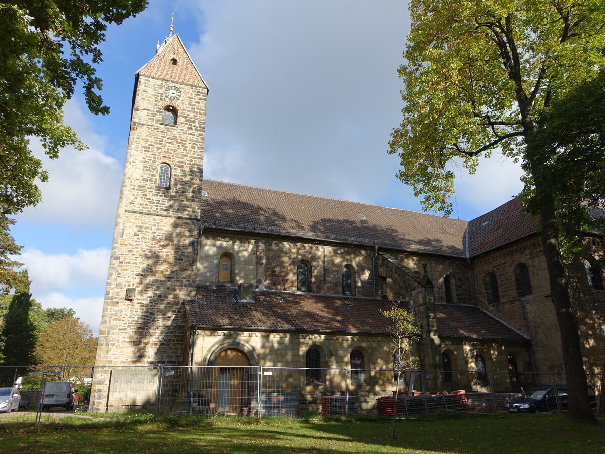 Wunstorf, Stiftskirche St. Cosmas und Damian, romanische Gewlbebasilika, erbaut im 12. Jahrhundert (07.10.2021)