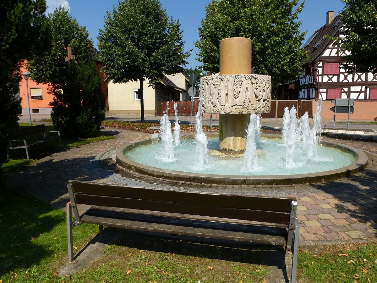 Wyhl am Kaiserstuhl, Brunnen im Ortszentrum, aufgestellt 1976, Juli 2014