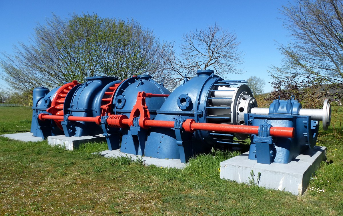 Wyhlen, Doppel-Zwillings-Francis-Turbine der Firma Voith/Heidenheim war von 1912-1990 im Betrieb, steht jetzt als technisches Denkmal vor dem Kraftwerksgebude, April 2015