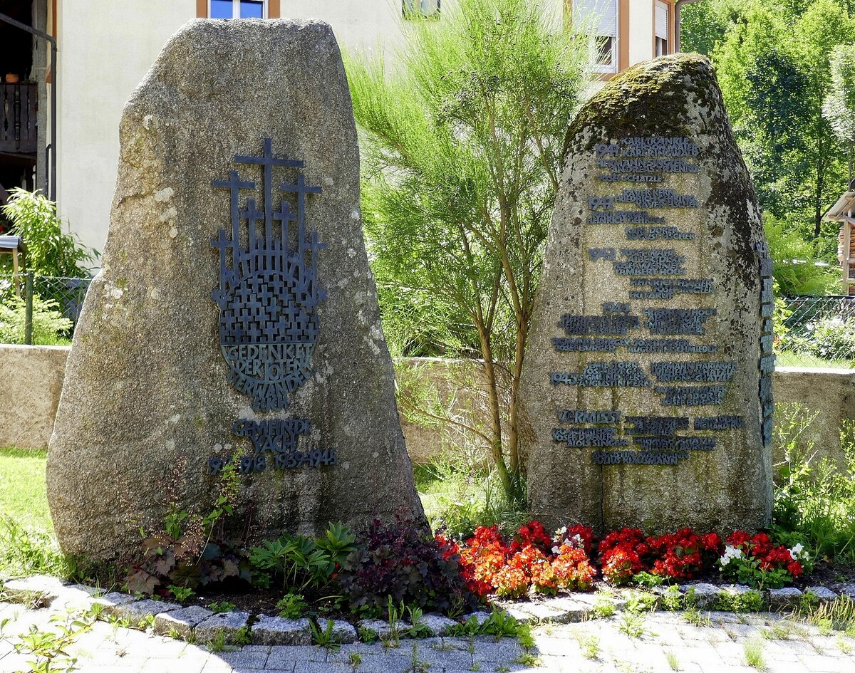 Yach, Denkmal fr die Gefallenen der beiden Weltkriege, neben der Kirche St.Wendelin, Juli 2022