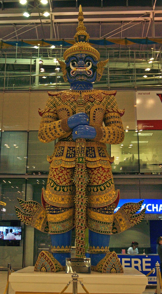 Yaksha- (Tempelwchter) Statue Tosakanth im Flughafengebude Bangkok Suvarnabhumi. Yaksha ist eine Figur aus der buddistischen Mythologie (30.07.14).