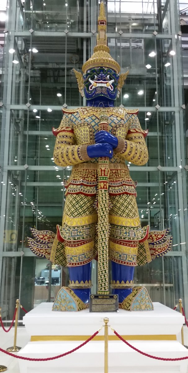 Yaksha- (Tempelwchter) Statue Viruncamban im Flughafengebude Bangkok Suvarnabhumi. Yaksa ist eine Figur aus der buddistischen Mythologie (24.11.15).