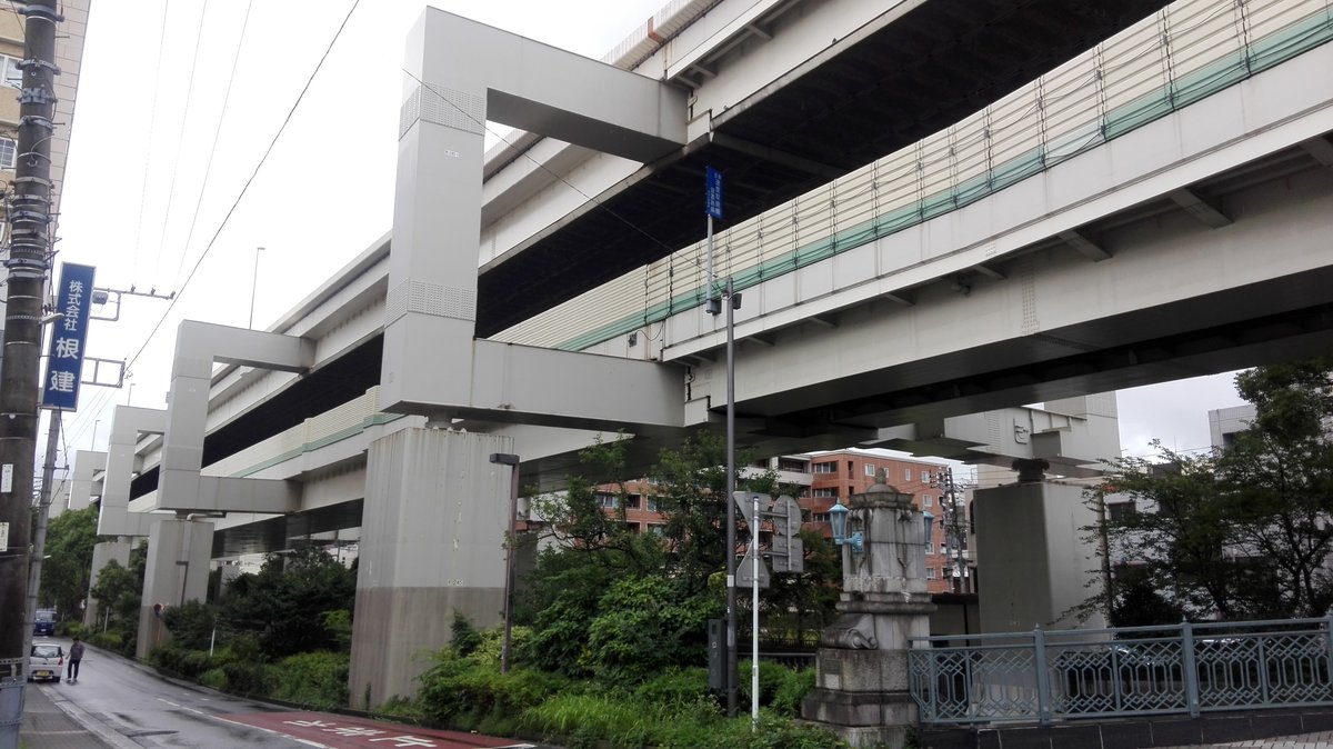 Yokohama. Effiziente Platznutzung: Auf zwei Etagen fhren Straen ber den Ookagawa River. Aufgenommen am 04.07.2019.