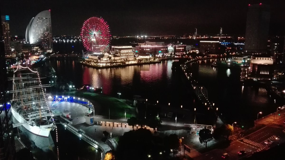 Yokohama. Nachtaufnahme der Bucht mit Museumsschiff und Riesenrad. Foto vom 03.07.2019.