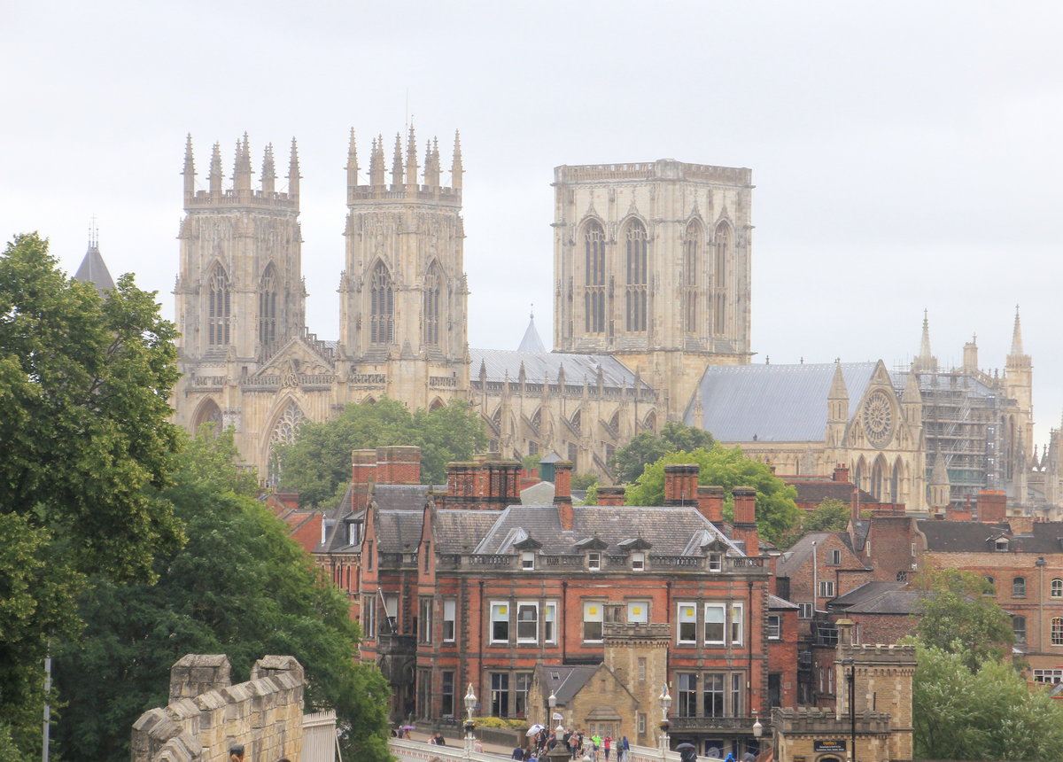 York Minster am 11.08.2019 von der Stadtmauer aus gesehen. 