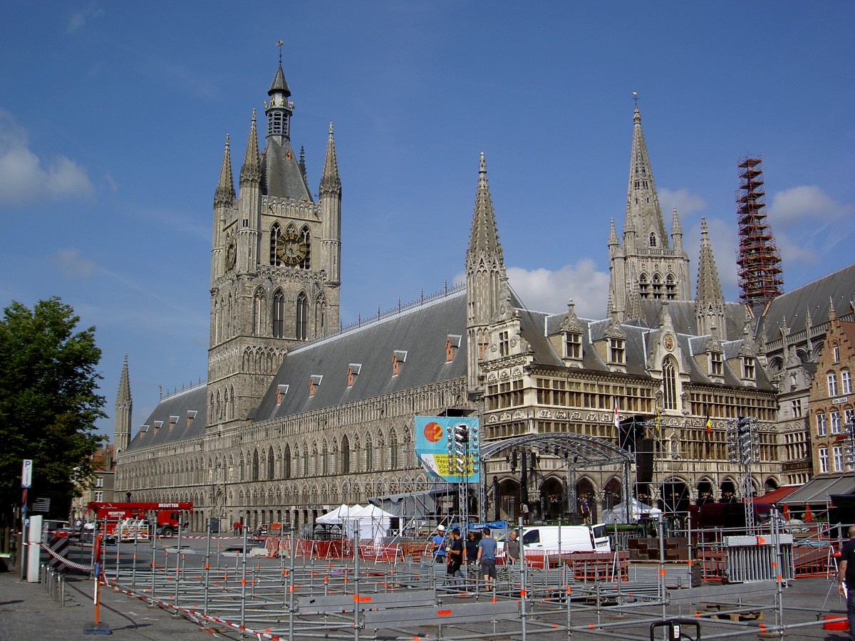 Ypern, gotische Tuchhallen (Lakenhalle), erbaut im 13. Jahrhundert, 70 Meter hoher Belfried mit Glockenspiel, innen befindet sich das Flanders Field Museum (02.07.2014)