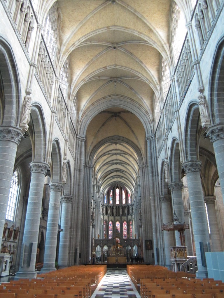 Ypern, Mittelschiff der St. Martin Kathedrale (02.07.2014)