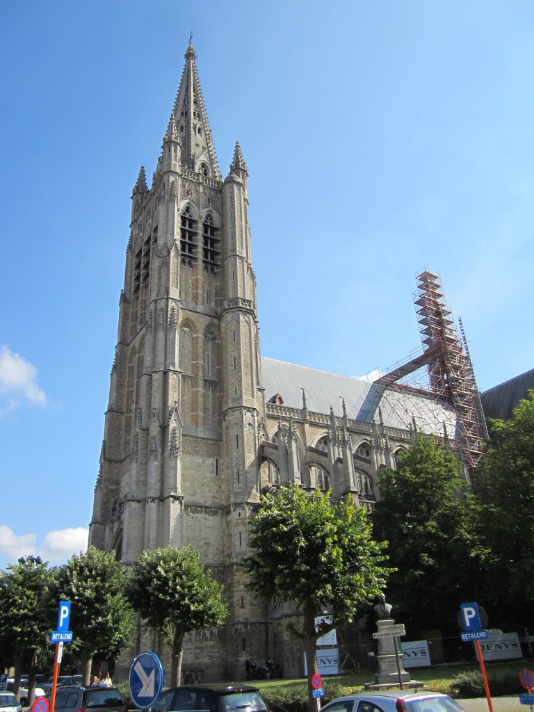 Ypern, St. Martin Kathedrale, erbaut von 1230 bis 1370, von 1922 bis 1930 nach Orginalplnen wieder aufgebaut (02.07.2014)