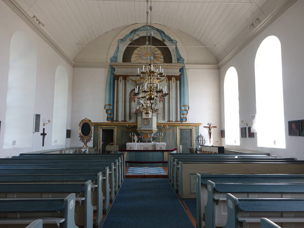 Ytterhogdal, Innenraum der Ev. Kirche, Kanzel mit geschnitzten theologischen Symbolen (31.05.2018)