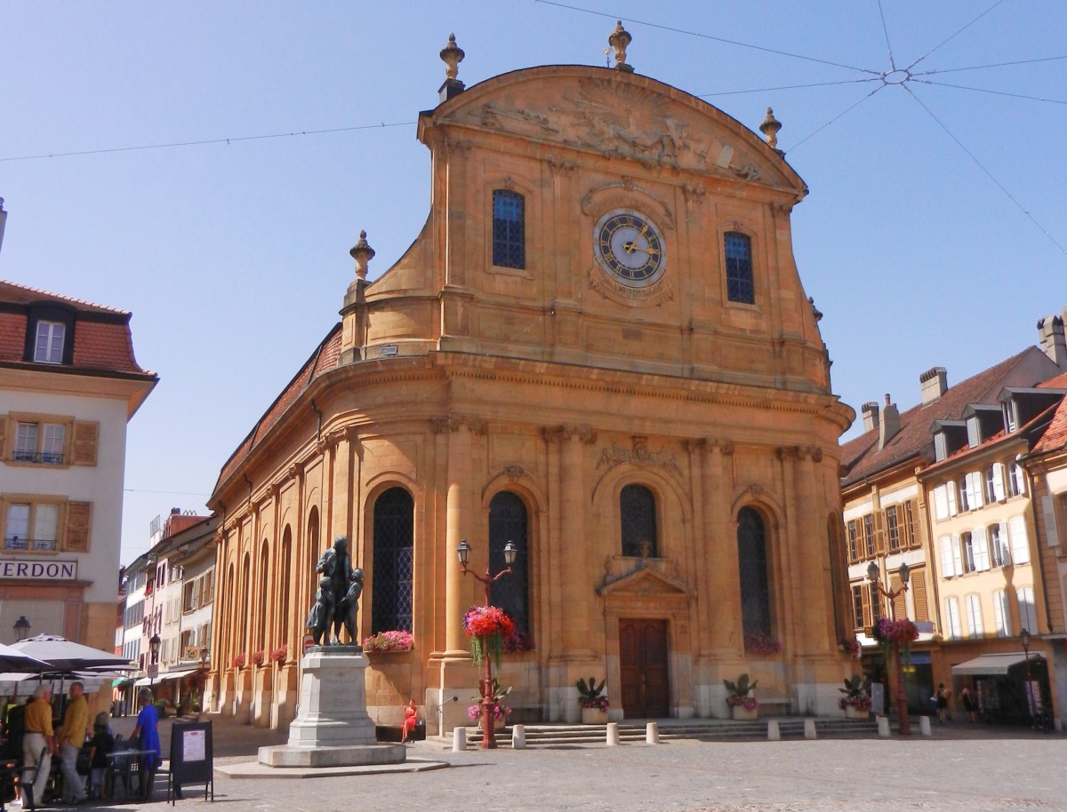 Yverdon-les-Bains, die reformierte Kirche Notre-Dame am Pestalozzi-Platz, mit Pestalozzi-Denkmal - 02.08.2013

