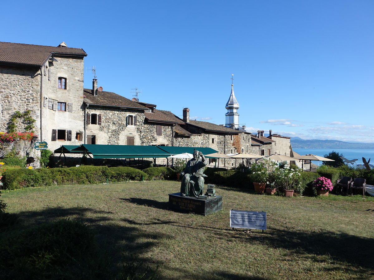 Yvoire, Voltaire Denkmal von Alain Guichardot am Place de la Mairie (05.08.2017)