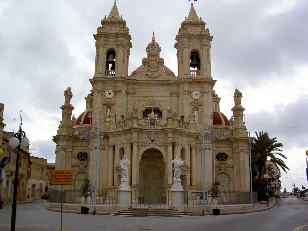 Zabbar, Pfarrkirche Our Lady of all Graces, erbaut von 1641 bis 1696 nach Plnen von Tommaso Dingli, barocke Fassade von 1737 (23.03.2014)