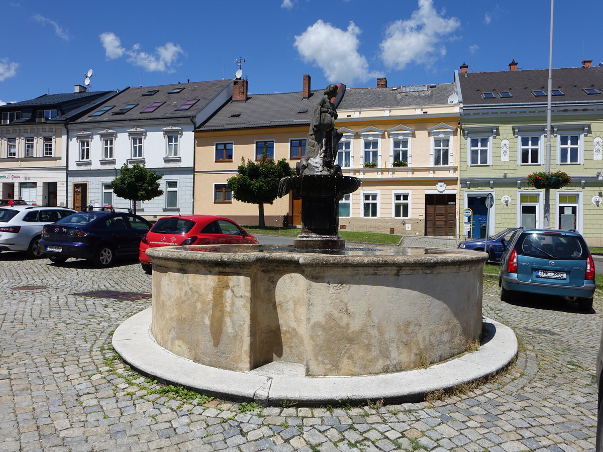 Zabreh / Hohenstadt an der March, Empirebrunnen von 1829 am Masarykovo Namesti (30.06.2020)