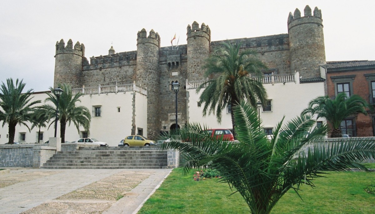 ZAFRA (Provincia de Badajoz), 03.02.2002, Blick auf die Burg aus dem 15. Jh., die heute als Parador genutzt wird