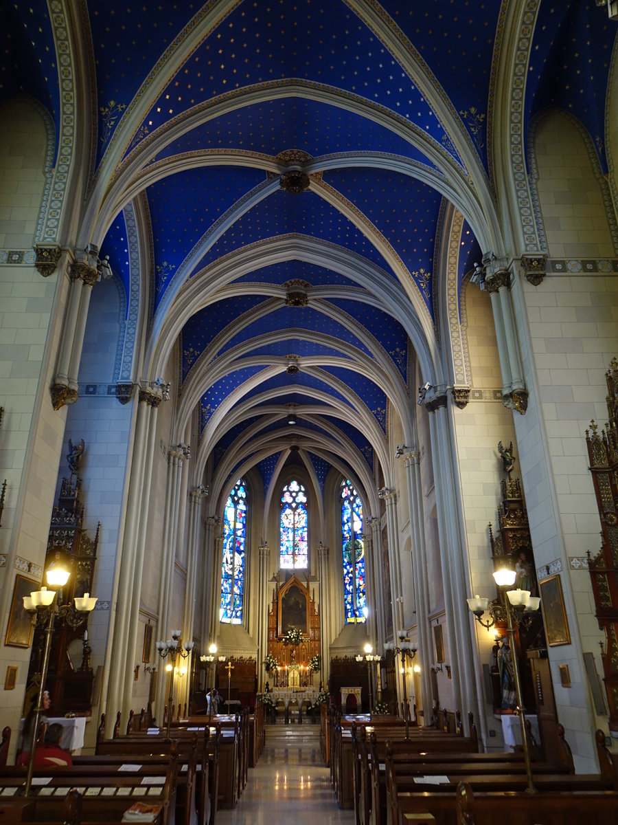 Zagreb, gotischer Innenraum der Kirche des hl. Franz mit schnen Bundglasfenstern (01.05.2017)