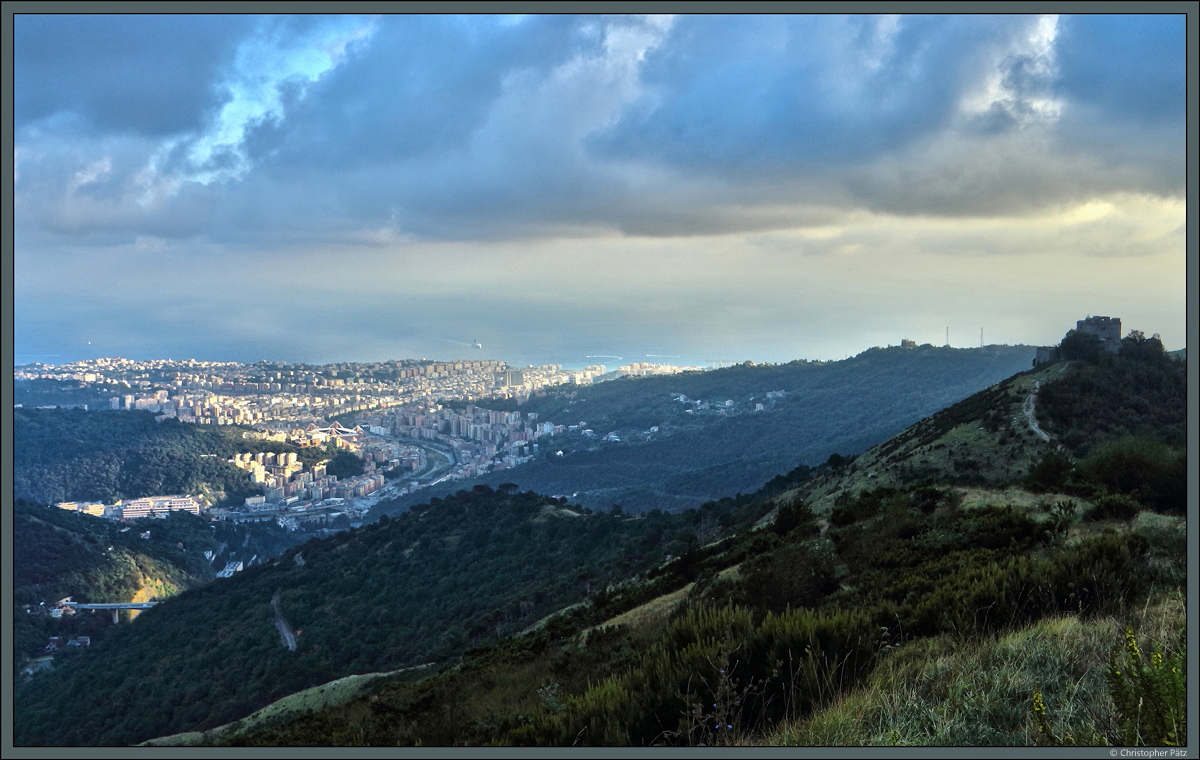 Zahlreiche Festungen wurden in den Bergen nrdlich von Genua zum Schutz der Stadt errichtet. Am rechten Bildrand ist die Festung Puin zu sehen, eine der besterhaltendsten Anlagen. Links das Val Bisagno. (Genua, 23.09.2018)