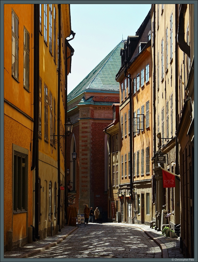Zahlreiche kleine Gassen mit historischen Wohn- und Geschftshusern fhren durch die Altstadt von Stockholm. Durch die Svartmangatan fllt der Blick auf die Deutsche Kirche St. Gertrud (Tyska kyrkan). (Stockholm, 18.05.2023)