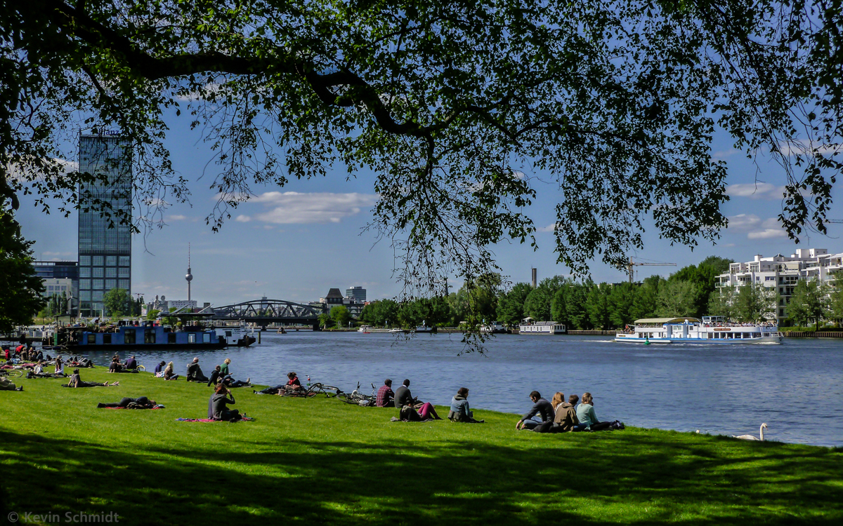 Zahlreiche Menschen lockt die Frhlingssonne am Wochenende an die Ufer der Spree im Berliner Ortsteil Alt-Treptow. (03.05.2014)