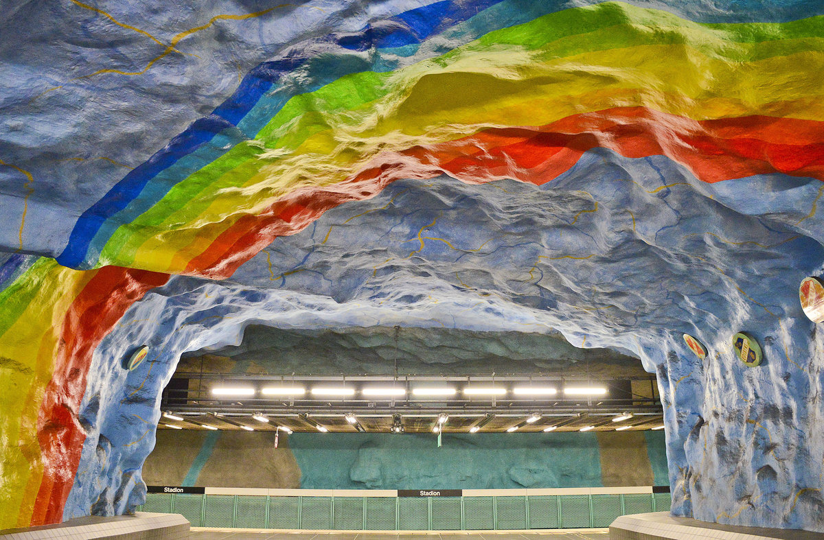 Zahlreiche sogenannte Hhlenbahnhfe, wie hier Stadion, bilden die Haltepunkte der Stockholmer U-Bahn. Gerne nennen die Stockholmer ihre U-Bahn Stationen auch die lngste Galerie der Welt. In den Stationen wird lokalen Knstlern die Mglichkeit gegeben legal im ffentlichen Raum ihre Kunstwerke auszustellen. Bereits 150 Knstler haben sich mittlerweile in den Stationen verewigt.
Aufnahme: 28. Juli 2017.