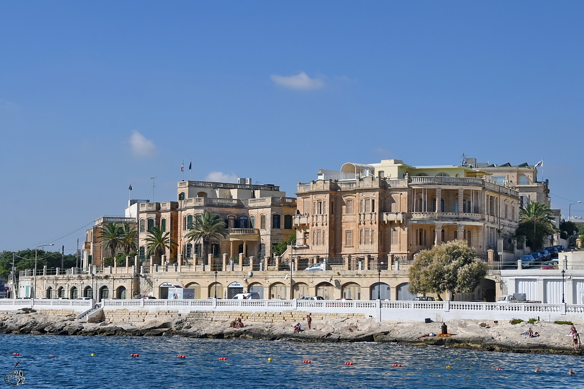 Zahlreiche Villen in Ufernhe auf Malta. (Oktober 2017)